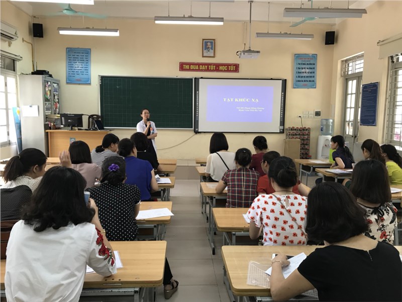 Trường Tiểu học Ái Mộ B tổ chức khám mắt miễn phí cho học sinh